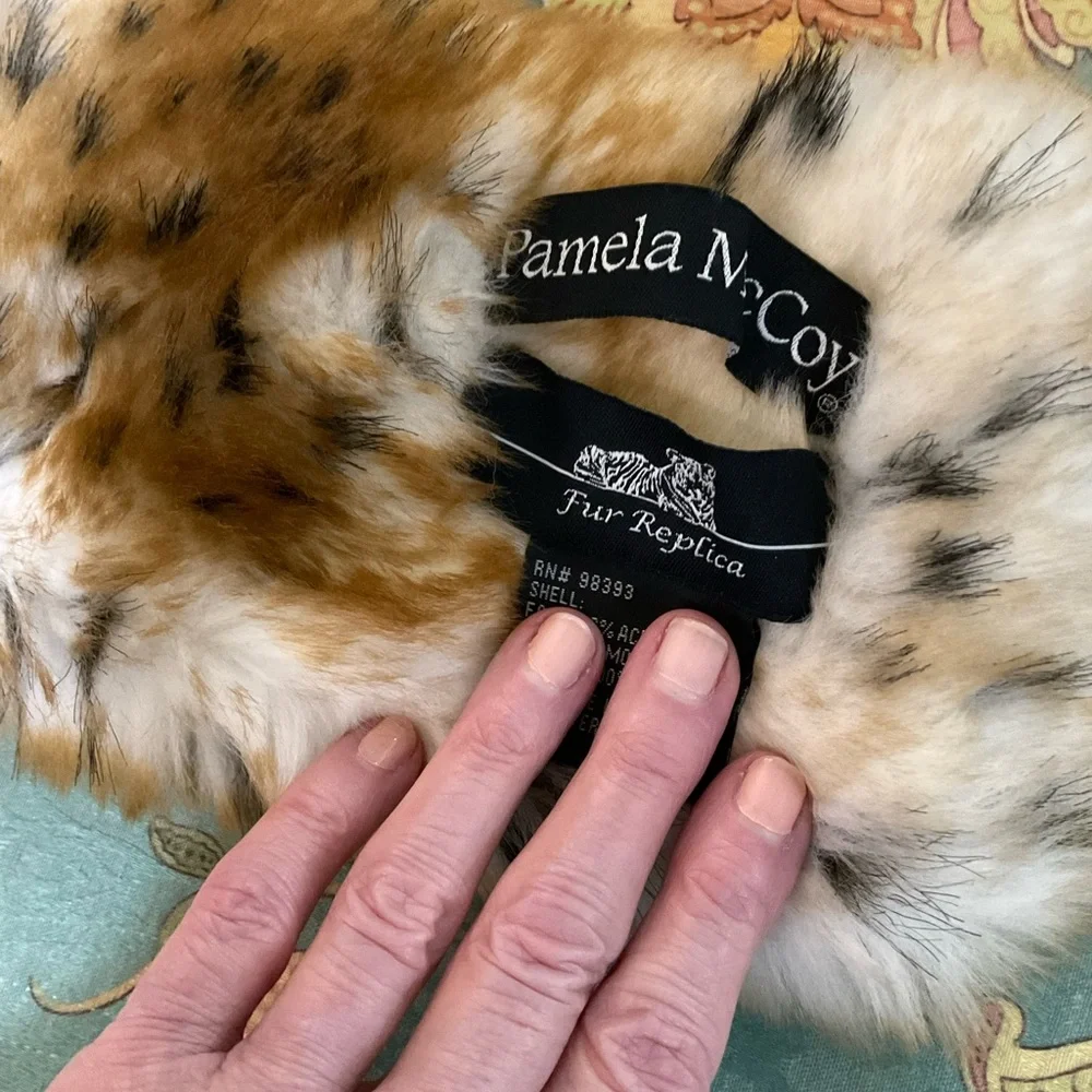 Pamela McCoy Fur wrap only…..sweater coat not included - Picture 6 of 6